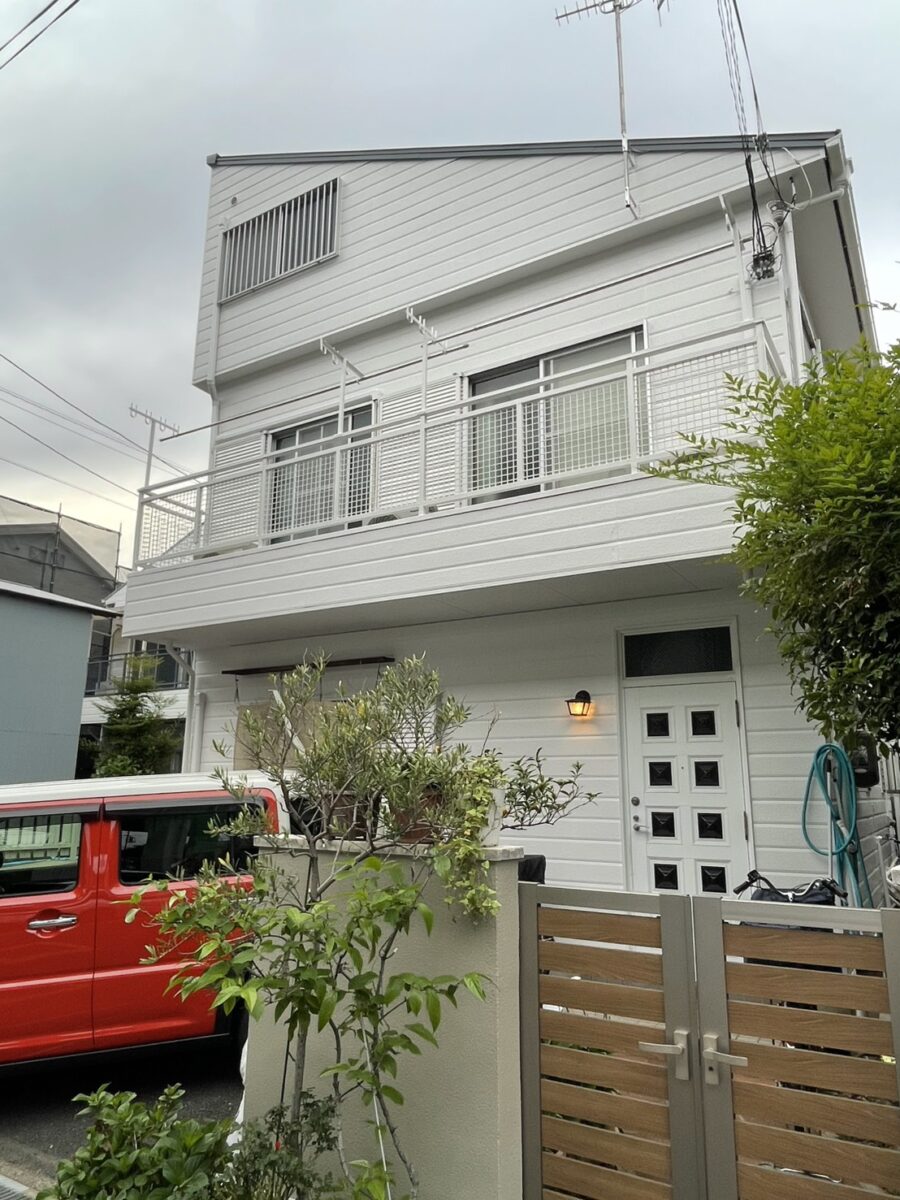 伊丹市　屋根板金工事・外壁塗装・自転車置き場波板交換工事完了！